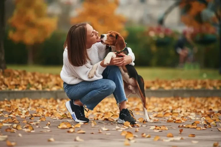 6ena čupiac objíma svojho psíka na ulici
